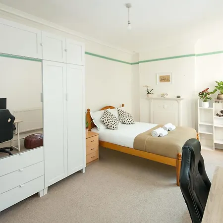 Charming Apartment One Bedroom West London